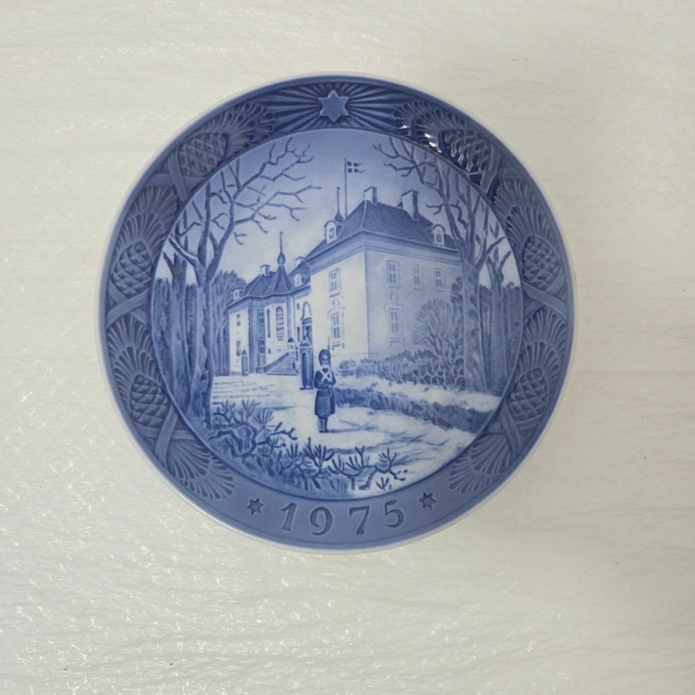 Royal Copenhagen 1975 Christmas Plate Marselisborg Slot Blue White Denmark